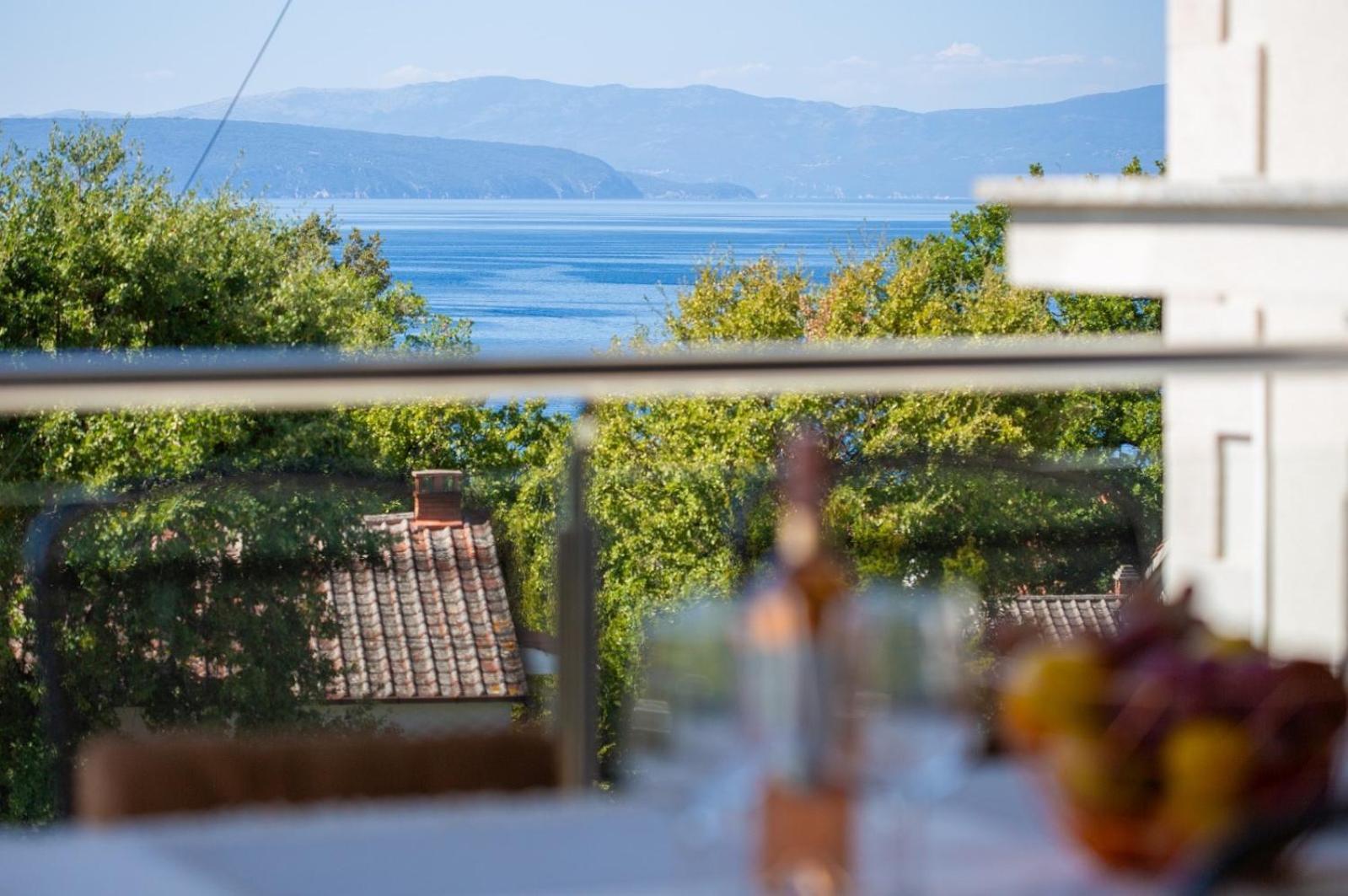 Apartment Sasso Bianco With The Private Pool Njivice Exteriör bild