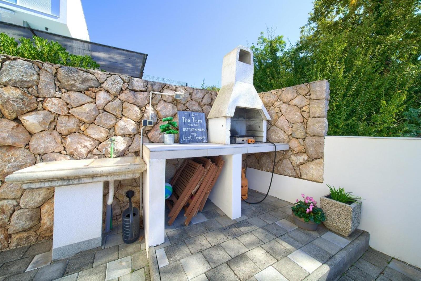 Apartment Sasso Bianco With The Private Pool Njivice Exteriör bild